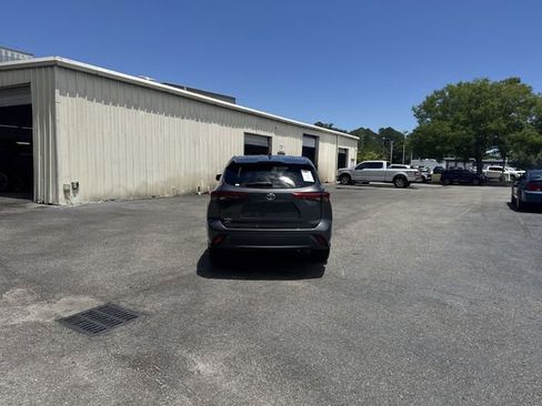 Used 2022 Toyota Highlander L FWD image 6