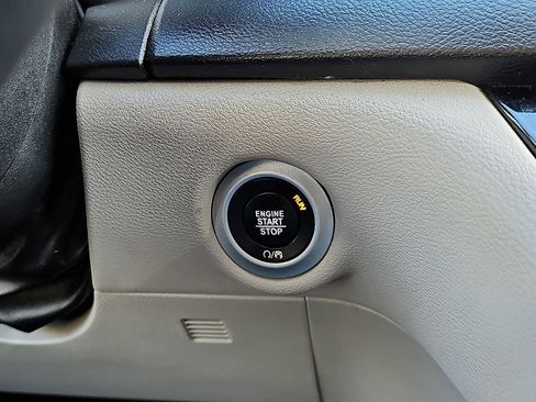 Used 2018 Chrysler Pacifica Touring-L w/ Tire & Wheel Group image 27