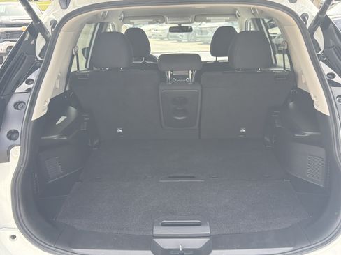 Used 2018 Nissan Rogue SV w/ Premium Package FWD image 18