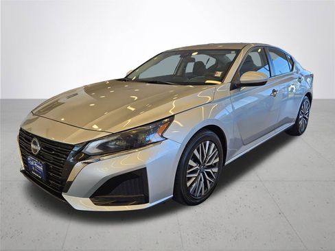 Used 2023 Nissan Altima 2.5 SV image 2