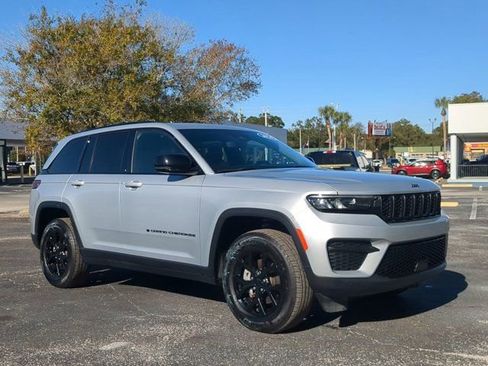 Used 2024 Jeep Grand Cherokee Altitude image 2