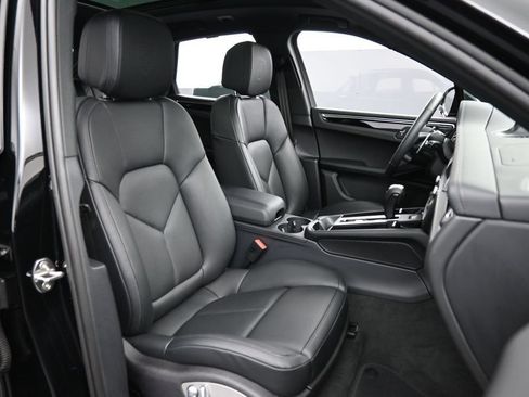 Certified 2026 Porsche Macan AWD/4WD image 30