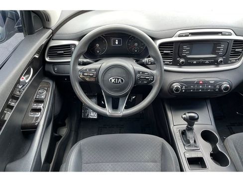 Used 2018 Kia Sorento LX image 17