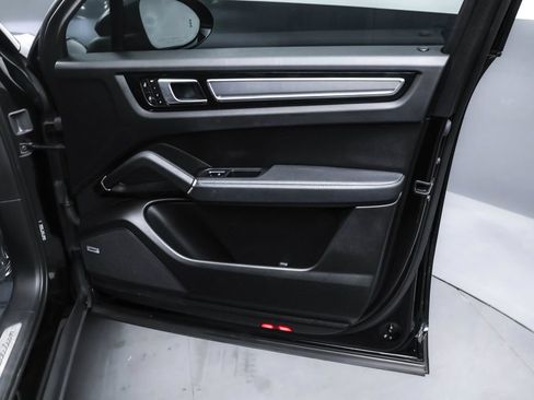 Used 2022 Porsche Cayenne Platinum Edition AWD/4WD image 37