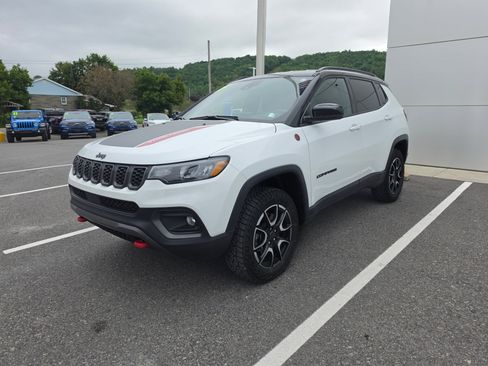 Used 2025 Jeep Compass Trailhawk w/ Trailhawk Convenience Group AWD/4WD image 8