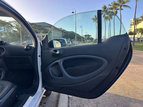 Used 2017 smart fortwo passion image 13