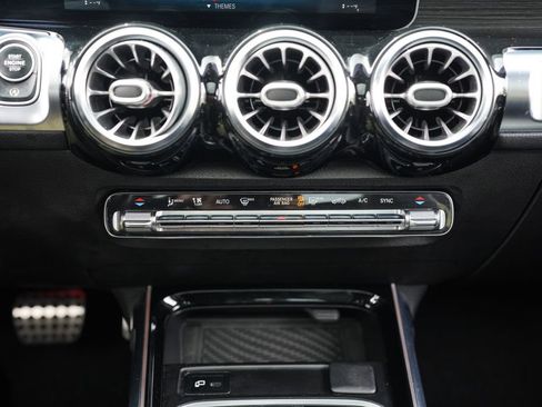 Used 2021 Mercedes-Benz GLB 250 4MATIC w/ AMG Line image 33