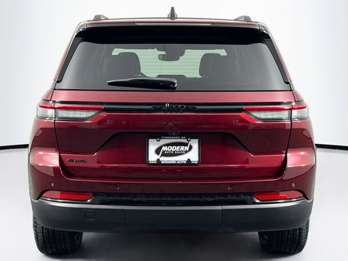 Used 2023 Jeep Grand Cherokee Altitude image 10