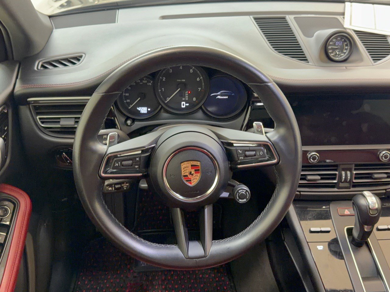 Used 2024 Porsche Macan AWD/4WD image 10