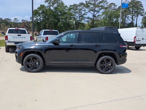 Used 2025 Jeep Grand Cherokee Limited w/ Luxury Tech Group II AWD/4WD image 5