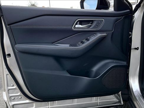 New 2026 Nissan Rogue Platinum image 10