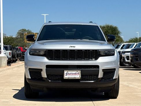 Used 2024 Jeep Grand Cherokee L Laredo AWD/4WD image 2