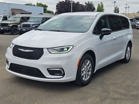 New 2026 Chrysler Pacifica Select image 3