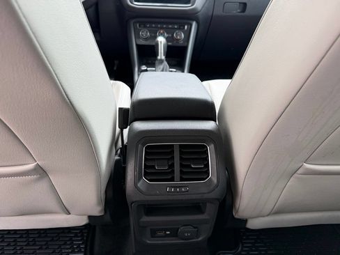 Used 2018 Volkswagen Tiguan SE AWD/4WD image 30