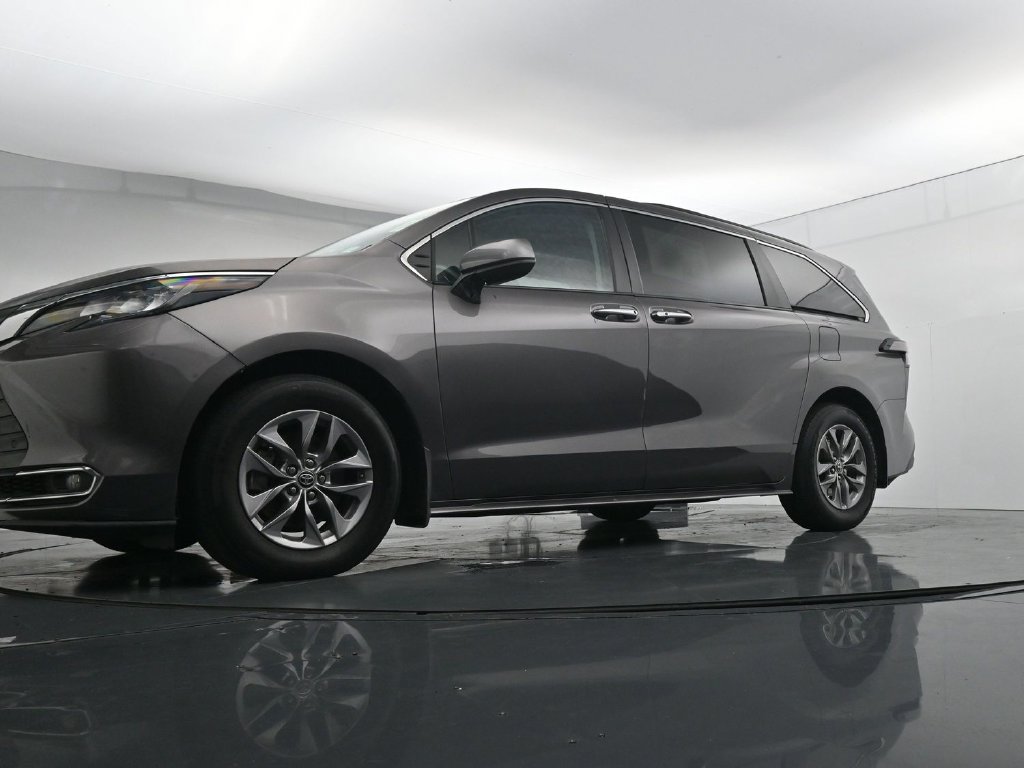Used 2023 Toyota Sienna XLE w/ XLE Plus Package AWD/4WD image 20