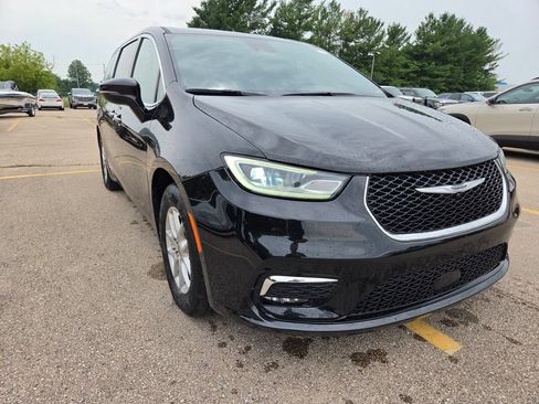Used 2025 Chrysler Pacifica Select FWD image 1