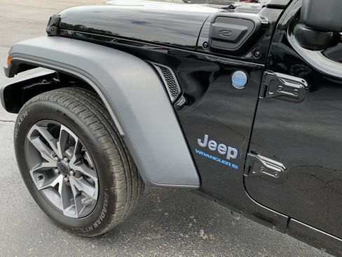 Used 2024 Jeep Wrangler Unlimited w/ Convenience Group AWD/4WD image 44
