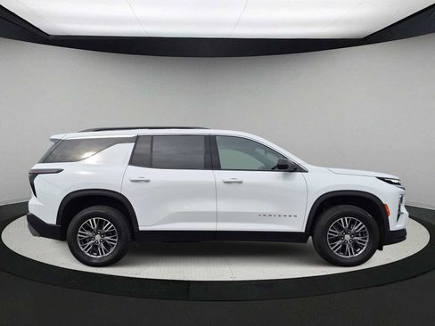 Used 2025 Chevrolet Traverse LT AWD/4WD image 9
