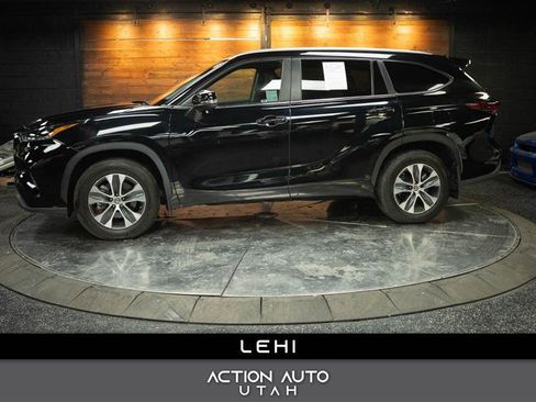 Used 2024 Toyota Highlander XLE AWD/4WD image 1