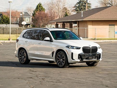 Used 2024 BMW X5 xDrive40i w/ M Sport Package image 3