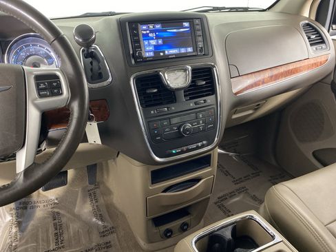 Used 2014 Chrysler Town & Country Touring FWD image 26