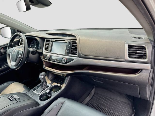 Used 2019 Toyota Highlander XLE AWD/4WD image 39