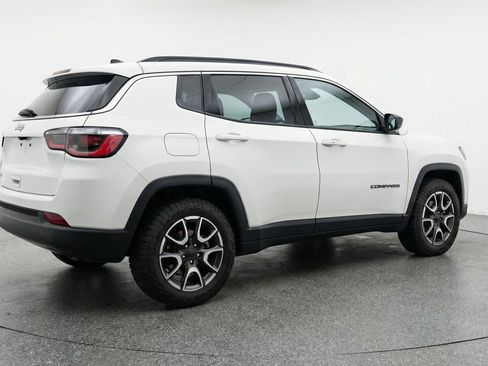 Used 2025 Jeep Compass Trailhawk AWD/4WD image 9