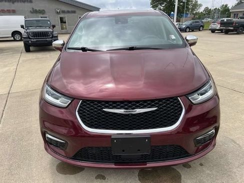Used 2022 Chrysler Pacifica Limited FWD image 2