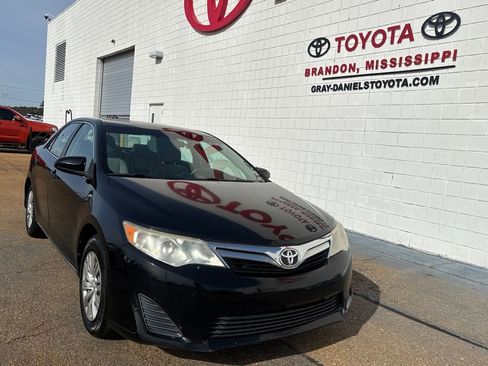 Used 2014 Toyota Camry LE image 3