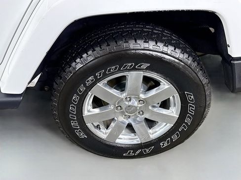 Used 2017 Jeep Wrangler Unlimited Sahara w/ Connectivity Group AWD/4WD image 30