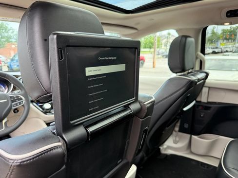 Used 2023 Chrysler Pacifica Limited w/ Uconnect Theater Family Group AWD/4WD image 25