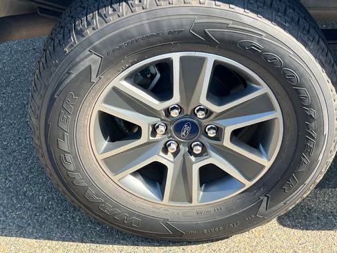 Used 2016 Ford F150 Lariat w/ Equipment Group 502A Luxury AWD/4WD image 17