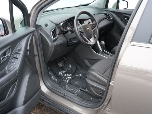 Used 2020 Chevrolet Trax LT w/ LT Convenience Package image 13