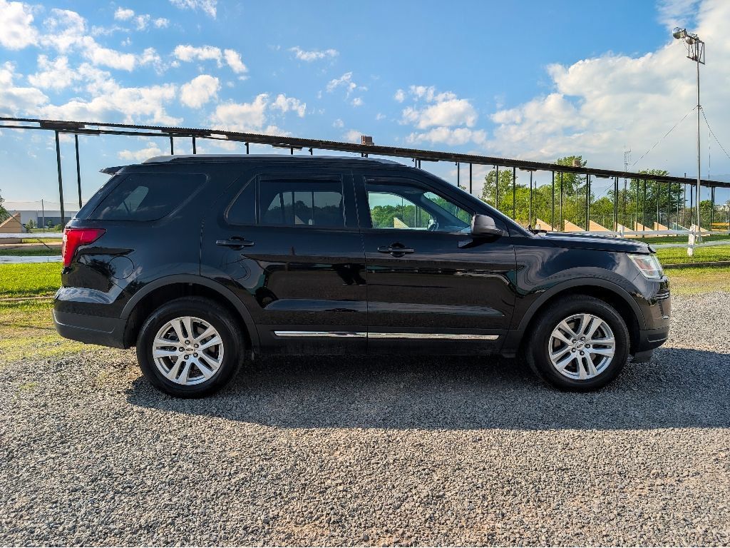 Used 2018 Ford Explorer XLT AWD/4WD image 4