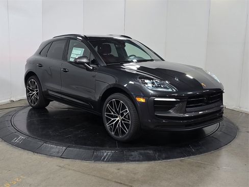Certified 2025 Porsche Macan Turbo image 9