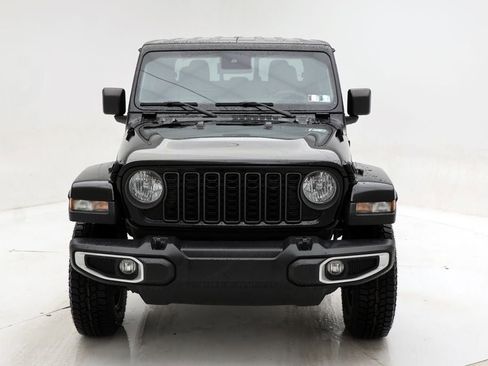 Used 2024 Jeep Gladiator Sport AWD/4WD image 4
