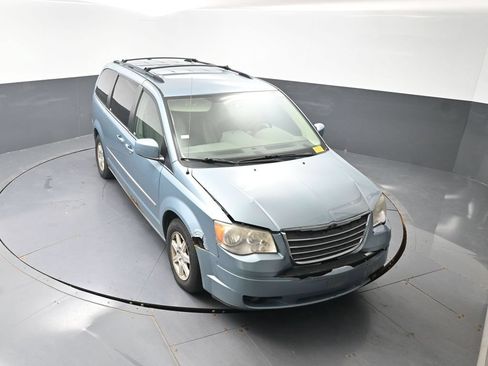 Used 2009 Chrysler Town & Country Touring w/ Family Value Group FWD image 13