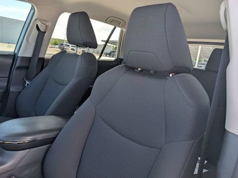 Used 2021 Toyota RAV4 LE FWD image 10