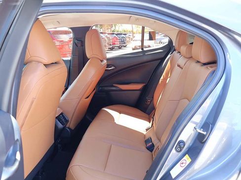 Used 2019 Lexus UX 200 image 37