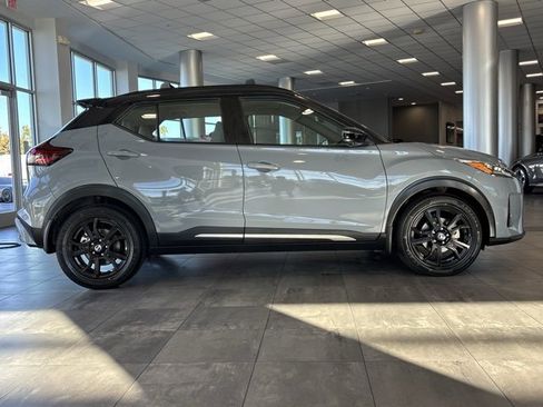 Used 2021 Nissan Kicks SR w/ SR Premium Package image 2