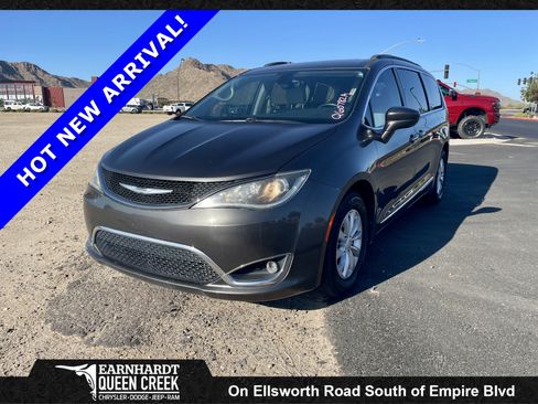 Used 2017 Chrysler Pacifica Touring-L FWD image 1