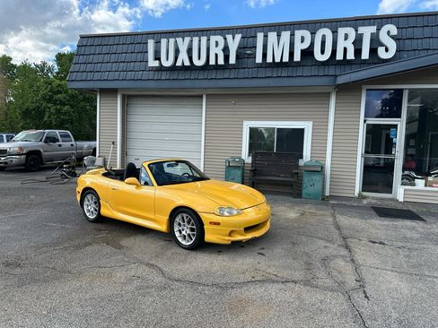 Used 2002 MAZDA MX-5 Miata RWD image 8