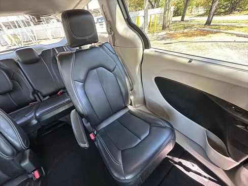 Certified 2023 Chrysler Pacifica Touring-L FWD image 14
