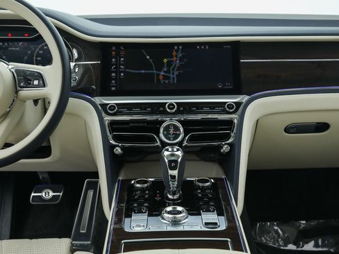 Used 2022 Bentley Flying Spur Plug-In Hybrid AWD/4WD image 33