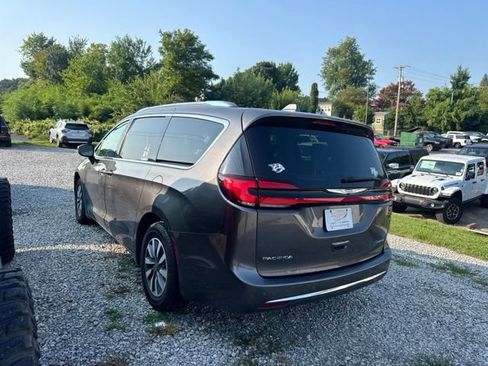 Used 2021 Chrysler Pacifica Touring-L FWD image 4
