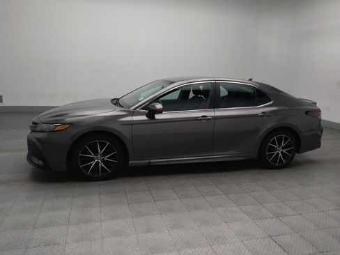 Used 2021 Toyota Camry SE image 2