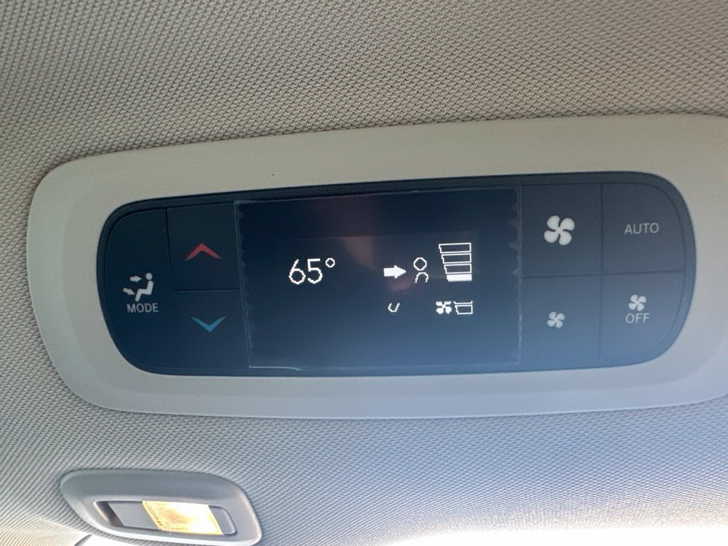 Used 2023 Chrysler Pacifica Limited w/ Uconnect Theater Family Group FWD image 34