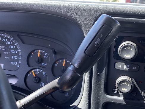 Used 2005 Chevrolet Avalanche LS w/ Onstar Plus Package RWD image 9