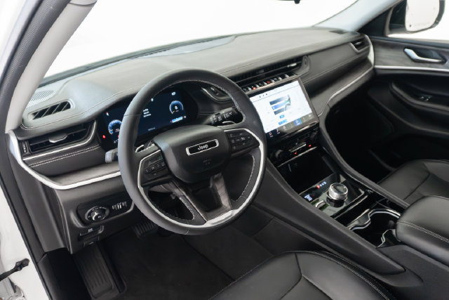 Used 2023 Jeep Grand Cherokee Limited AWD/4WD image 3