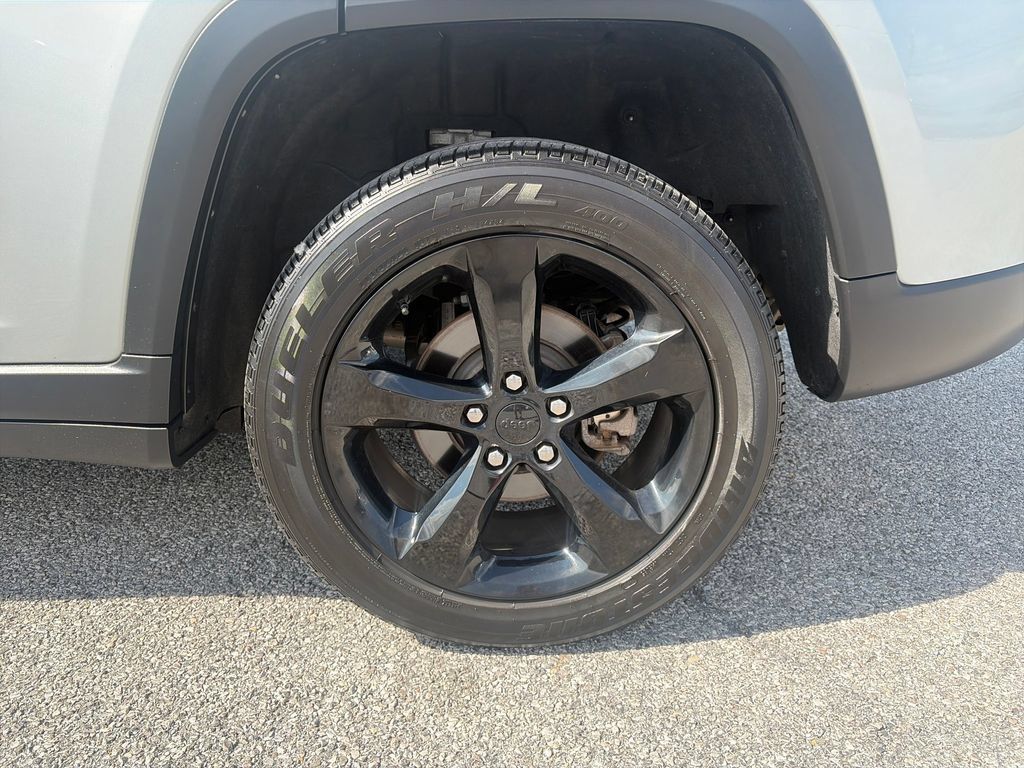 Used 2024 Jeep Grand Cherokee Altitude AWD/4WD image 48